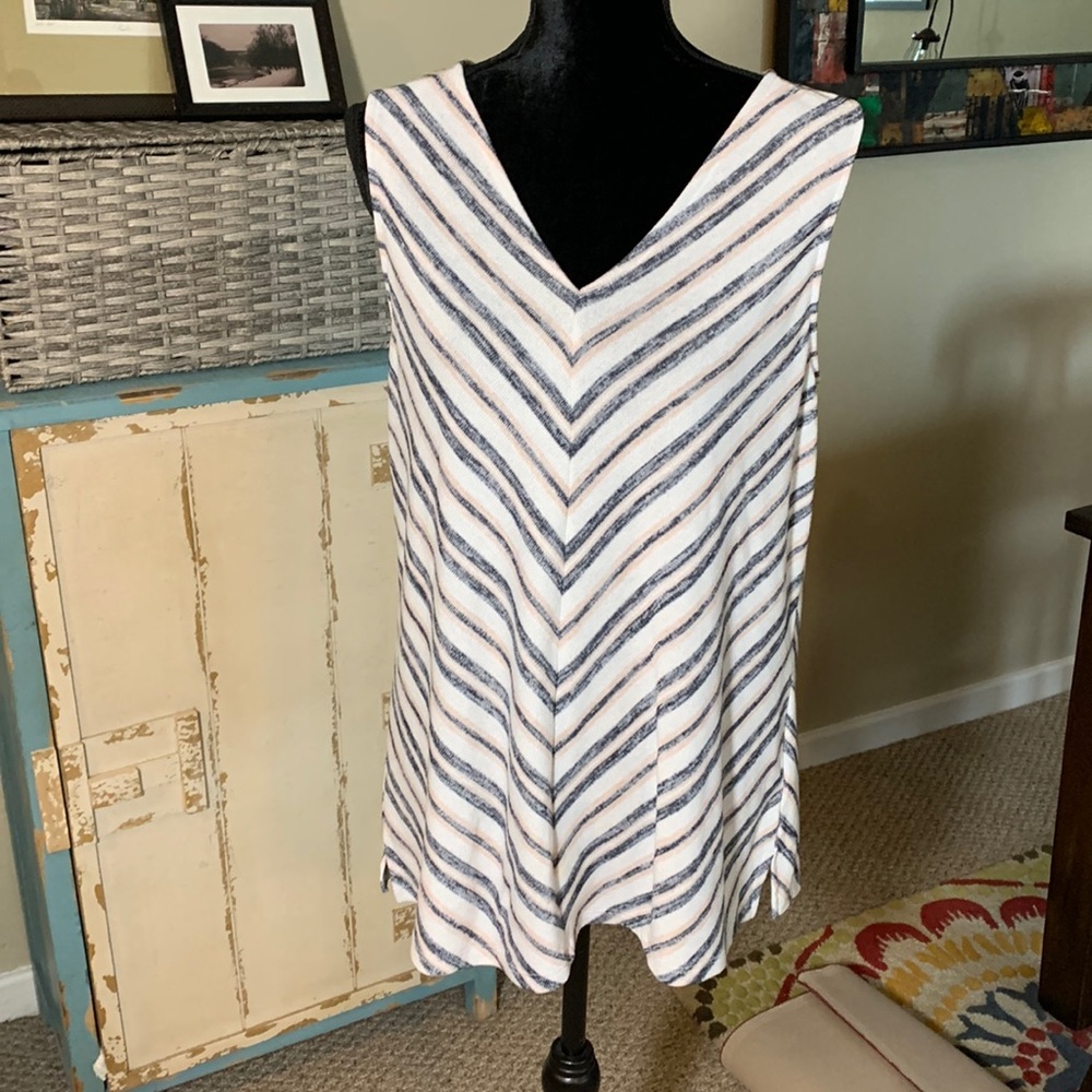 Jones New York V-Neck V-Striped Tank Top. Size Large